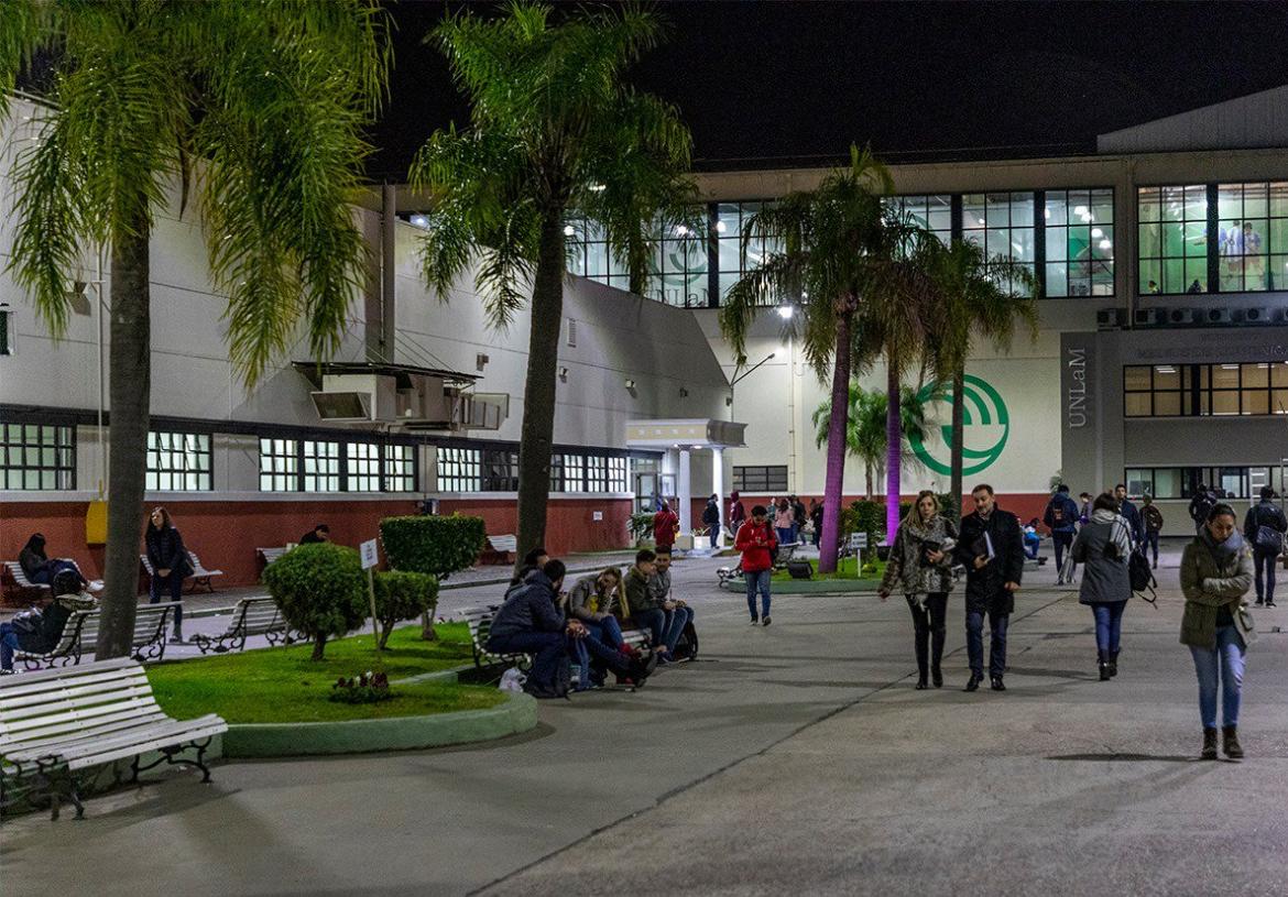 Solidaridad universitaria: La UNLaM abre sus puertas en la noche más fría del año