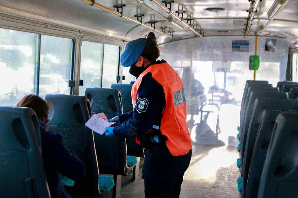 Nueva etapa de cuarentena: quiénes pueden viajar en transporte público y qué pasa con los permisos