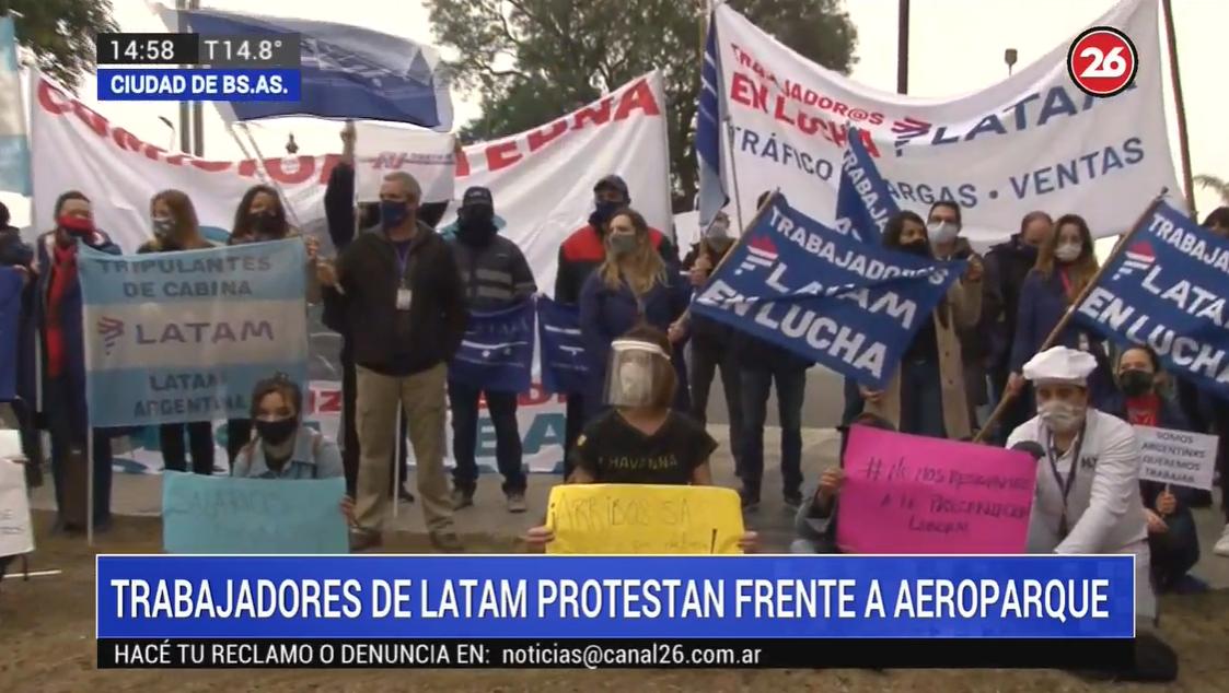 Trabajadores de LATAM en protesta frente a Aeroparque Jorge Newbery