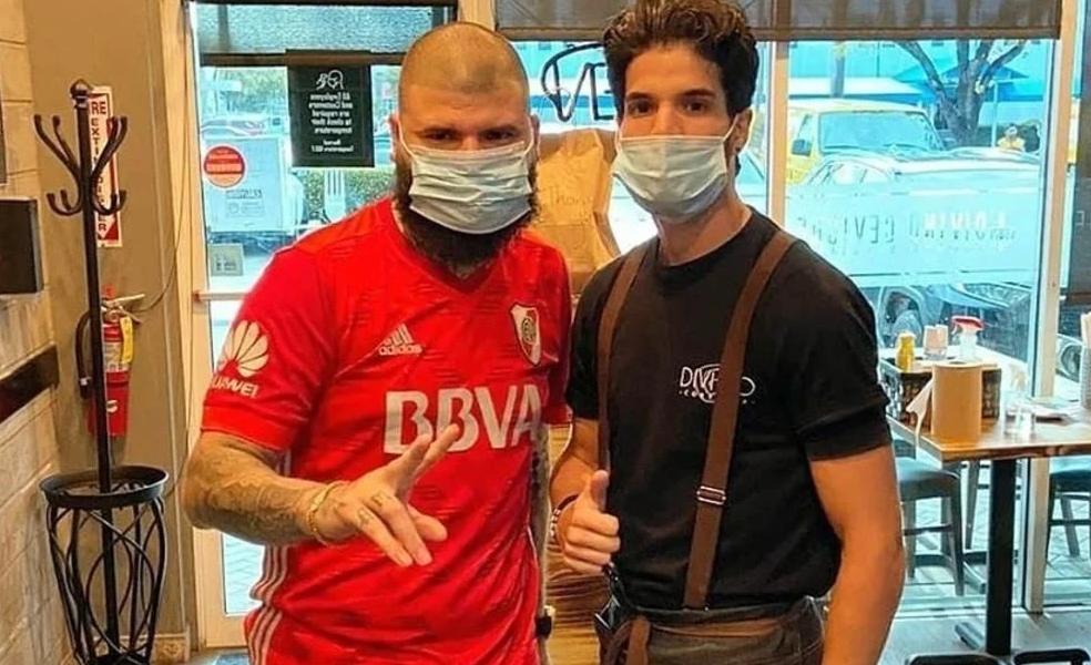 Farruko, el reggaetonero top que se mostró con la camiseta de River en Miami