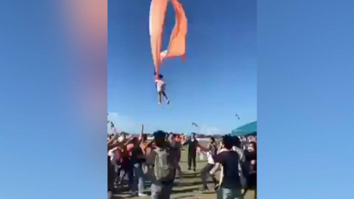 Una niña de tres años sale volando cuando jugaba con su barrilete