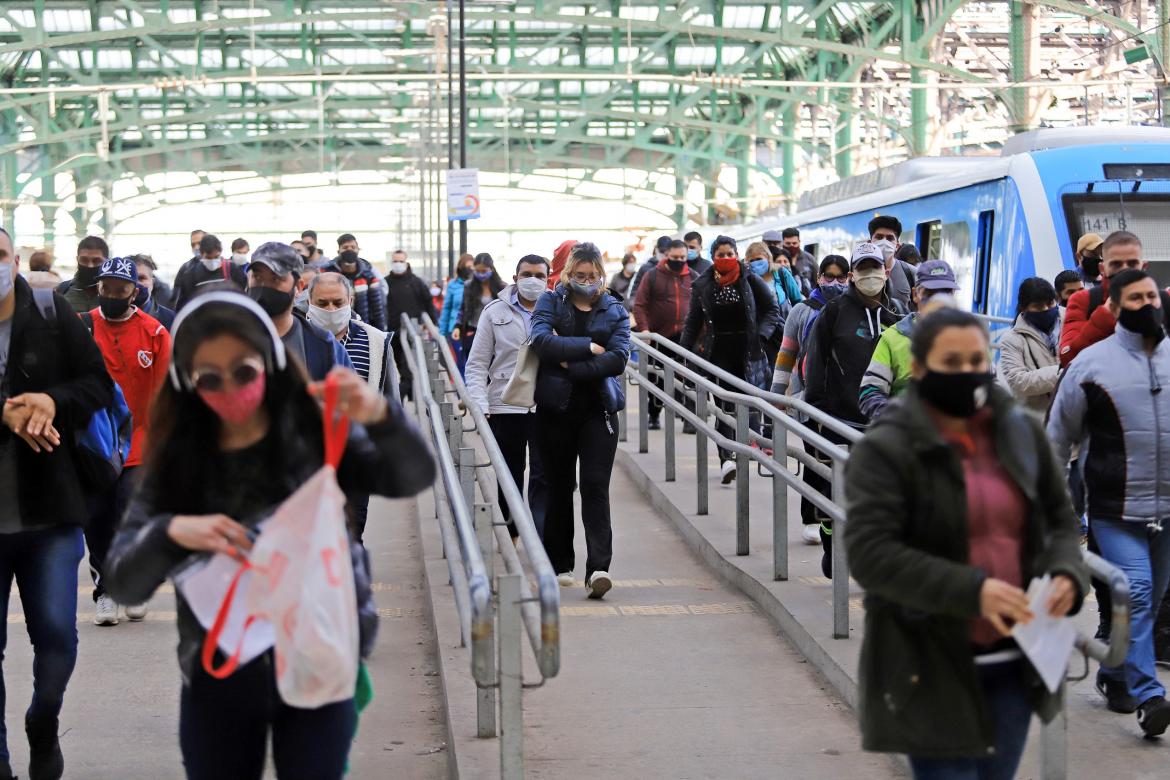 Coronavirus en trenes: en cuatro meses, creció más de ocho veces la cantidad de pasajeros que tomaron contacto con el virus