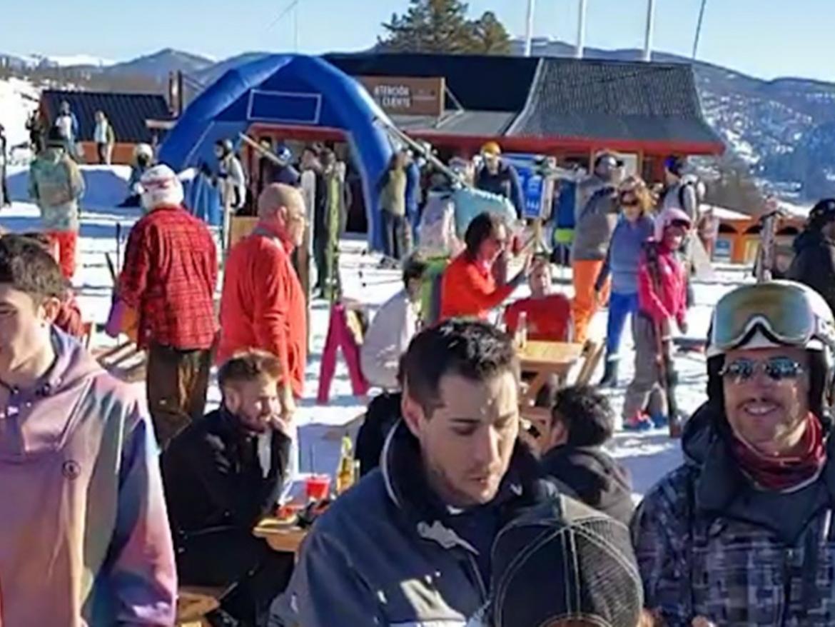 Chapelco: por fiesta anticuarentena le quitan concesión a bar y lo multan por $250 mil