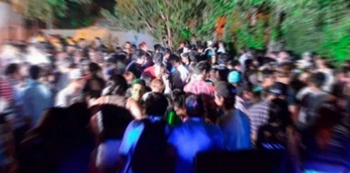 Estudiante con coronavirus se rehúsa al aislamiento y organiza una fiesta con decenas de infectados