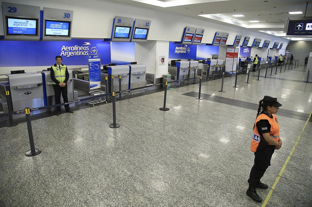 Suspenden venta de pasajes para vuelos al exterior y aumentan 35% los precios por el Súper Cepo