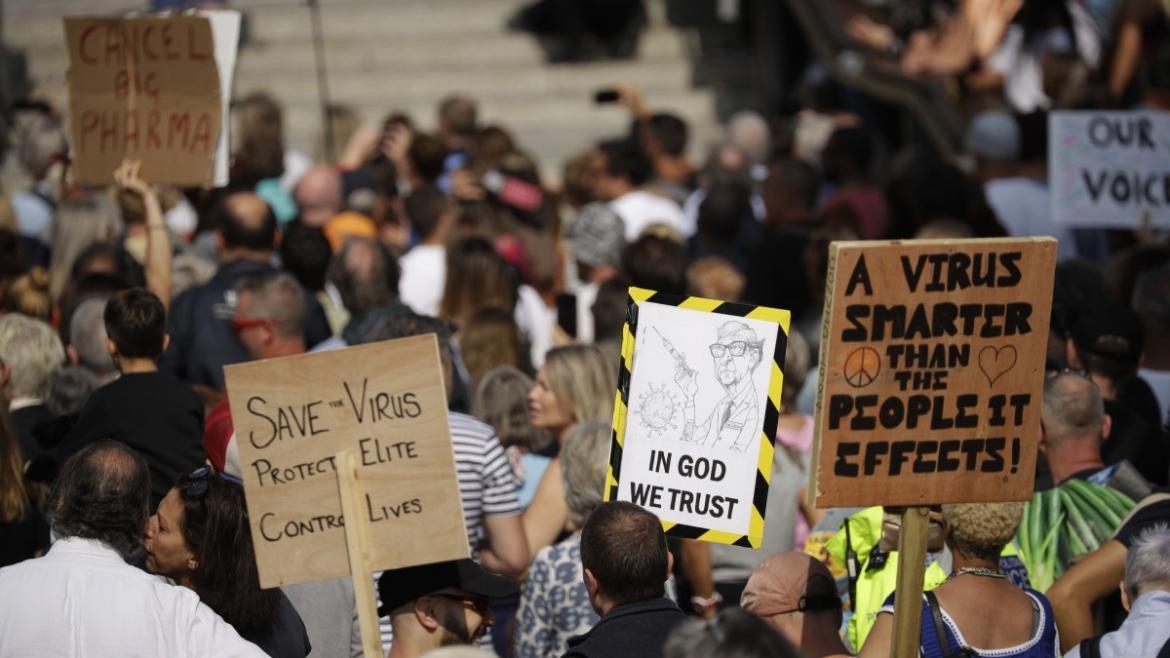 Grandes protestas en Londres y Bucarest contra las restricciones en medio de la pandemia