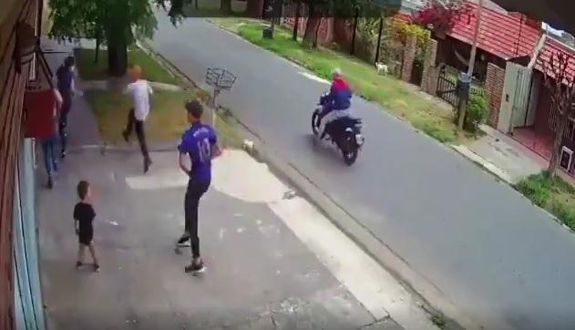 VIDEO: nene de dos años quedó en medio de ataque de motochorros cuando asaltaron a su madre