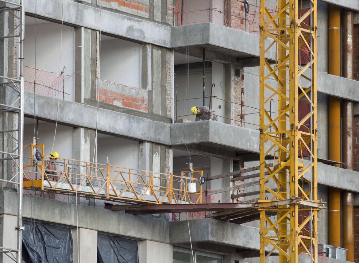 La construcción bajó 0,5% en marzo de 2021 contra febrero y subió 97,6% interanual, según INDEC