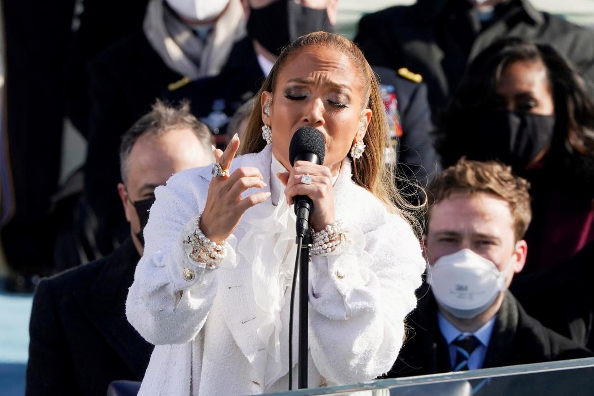 JLo fue la primera mujer en la historia en hablar en español en la asunción de Biden