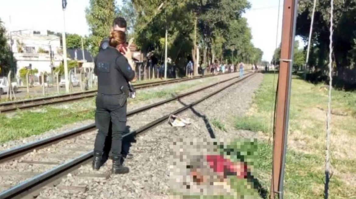 Femicidio: su esposo la arrojó violentamente a las vías y fue arrollada por el tren 