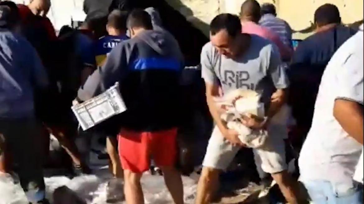 Lamentable: vecinos saquearon un camión volcado en la Panamericana