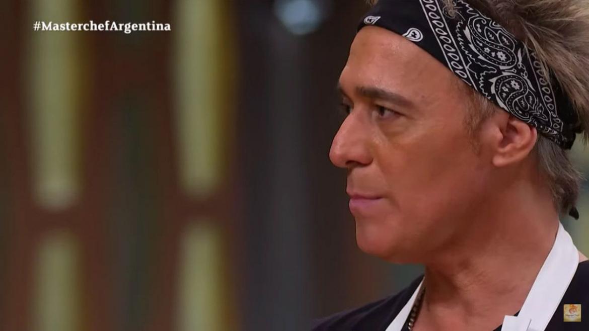 Masterchef celebrity: el accidente de Cae por cantar mientras cocinaba