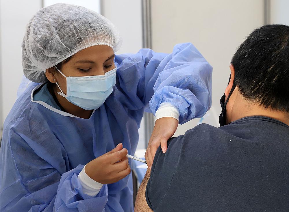 Estudio asegura que personas no vacunadas tienen el doble de posibilidades de reinfectarse de coronavirus