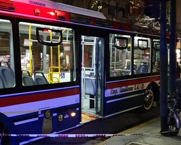 Pidió distancia social y fue apuñalado dentro de un colectivo en Palermo - Diario 26