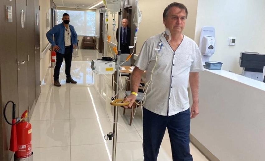Bolsonaro publicó una foto caminando por el hospital: 
