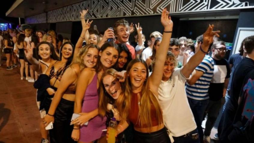  Inglaterra anunció que los certificados de vacunación serán obligatorios para ingresar a clubes nocturnos
