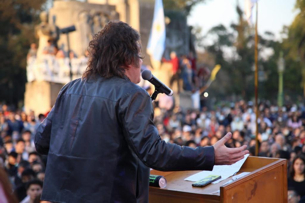 Con críticas a la “casta política”, Javier Milei lanzó su candidatura anunciando 
