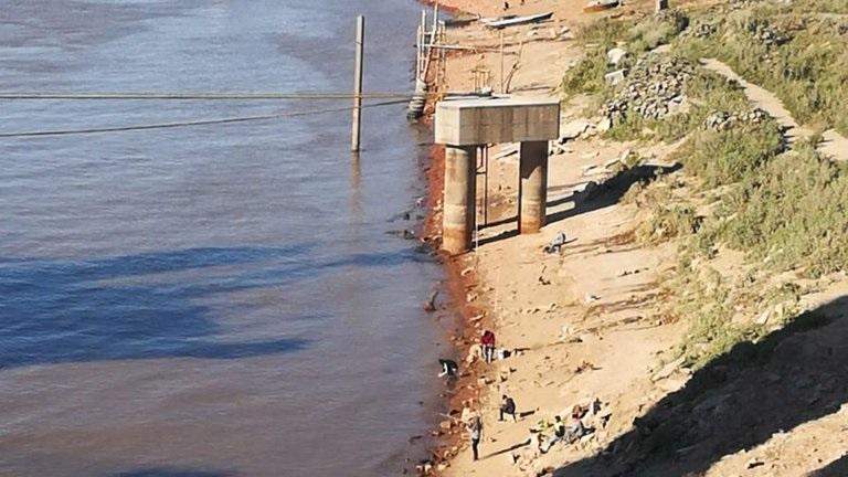 Alerta por la bajada del Paraná: las personas cruzan caminando de Argentina a Paraguay por el río