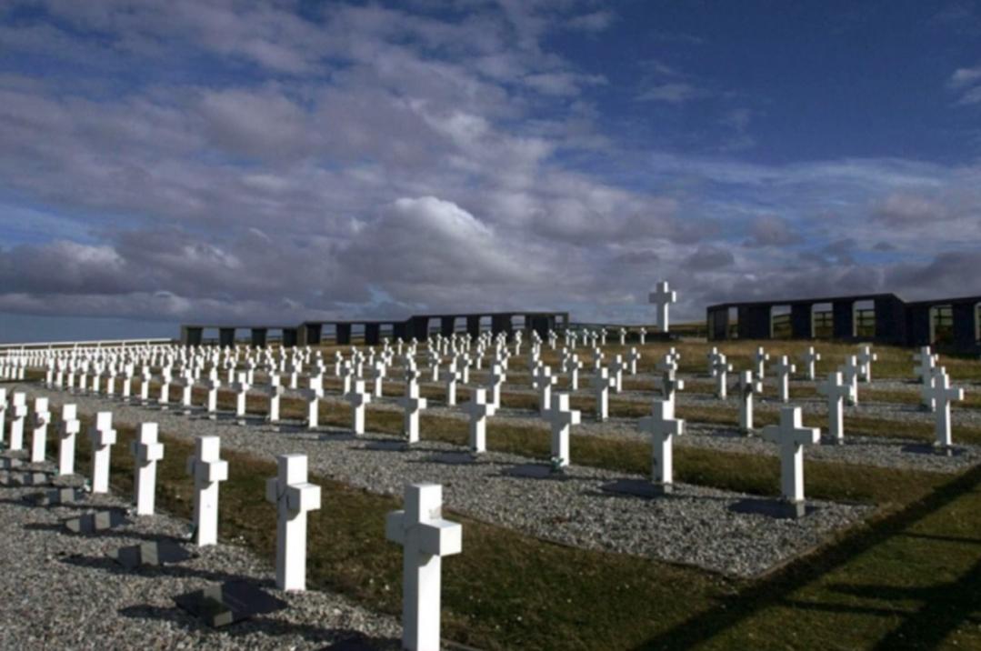 Héroes de Malvinas: inician los trabajos forenses en una tumba colectiva en el cementerio de Darwin