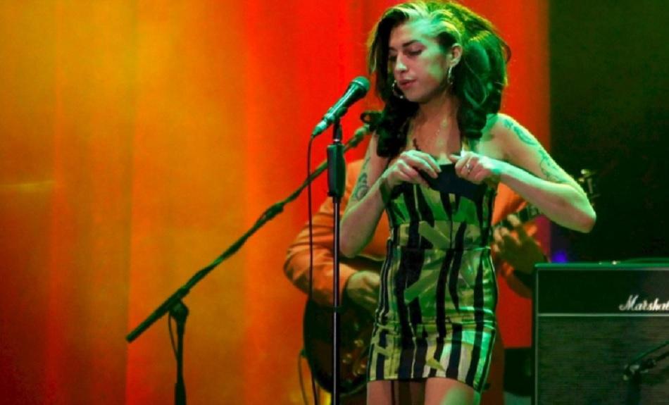 Subastan por una increíble suma de dinero el vestido que Amy Winehouse usó en su último concierto