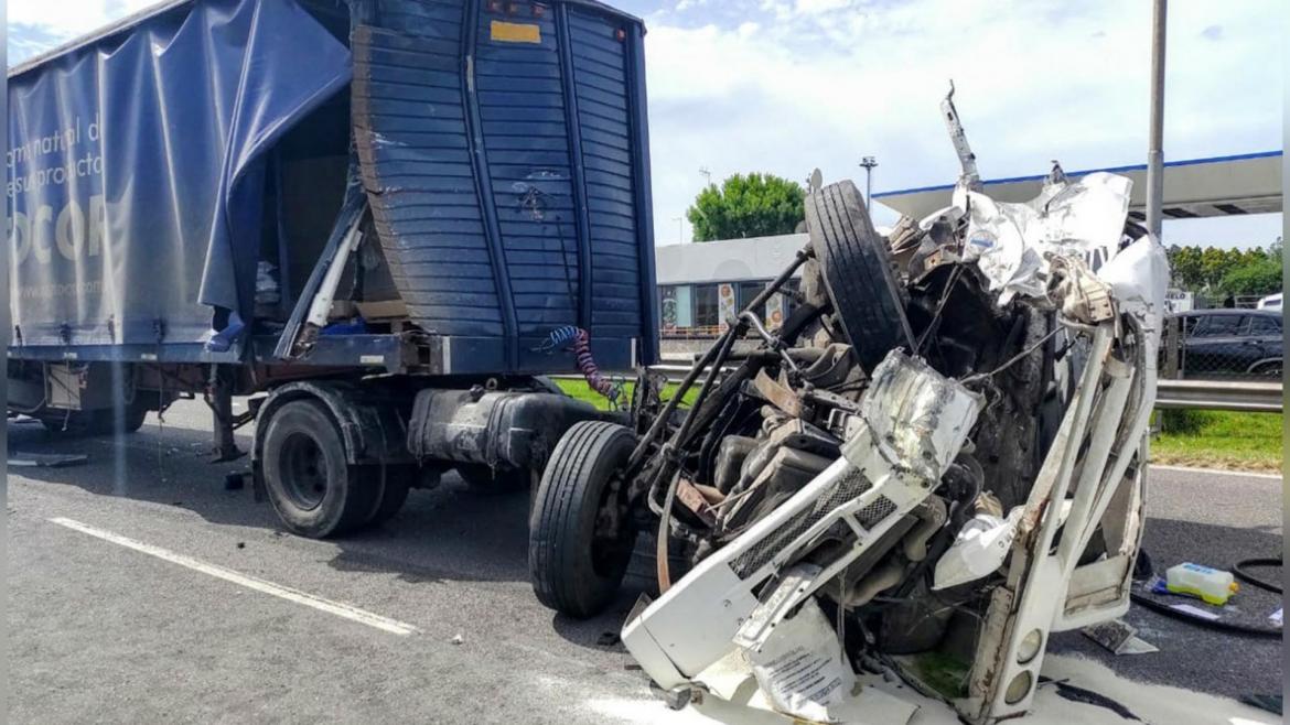 Volcó un camión en la Panamericana dejando un muerto y un herido