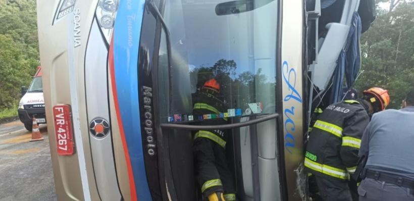 Tragedia en Brasil: al menos cinco turistas muertos al volcar autobús en una sierra 