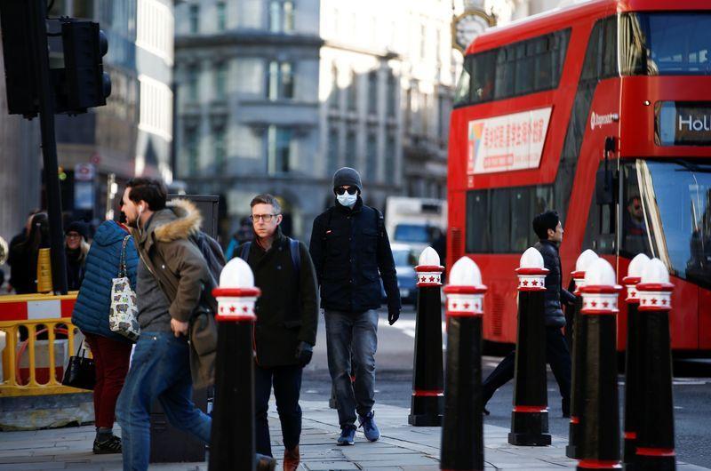 Reino Unido reintroduce mascarillas y PCR a viajeros para combatir la variante Ómicron